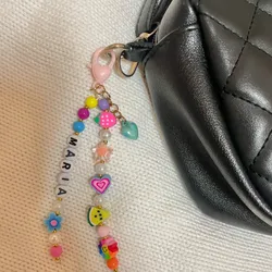 Colgantes personalizados para mochilas , bolsos , llaveros . 