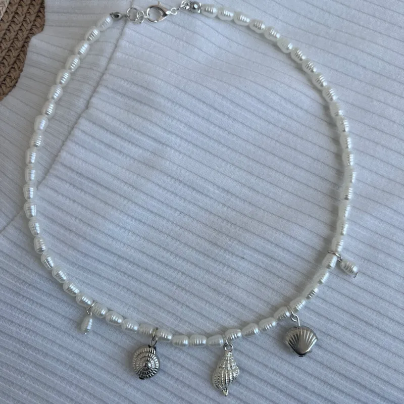 Collar con cuentas de rio y dijes de verano 
