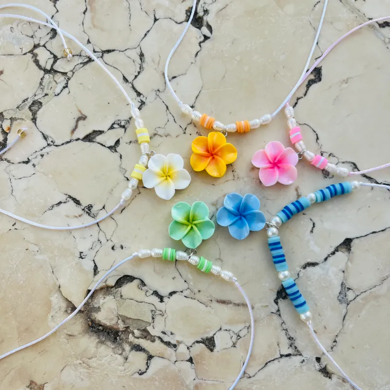 Collar con dije de flor 🌺 , perlas de río y fimos