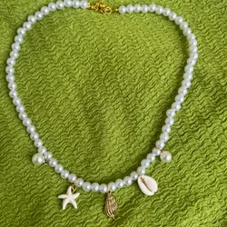 Collar con perlas y dijes de verano