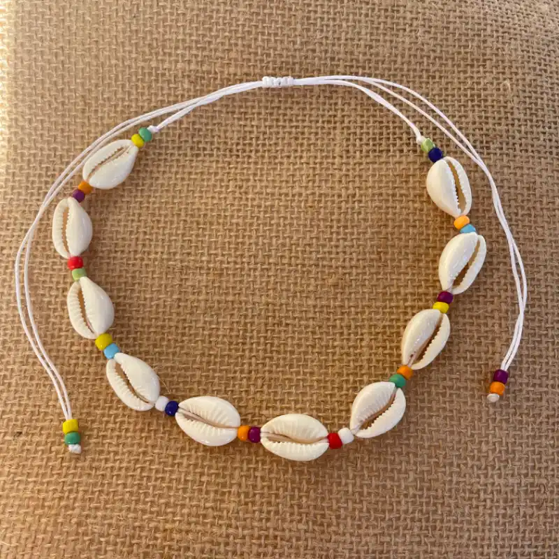 Collar de caracoles con cuentas de colores 