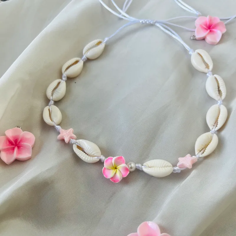 Collar de caracoles con flor y estrellas de mar 