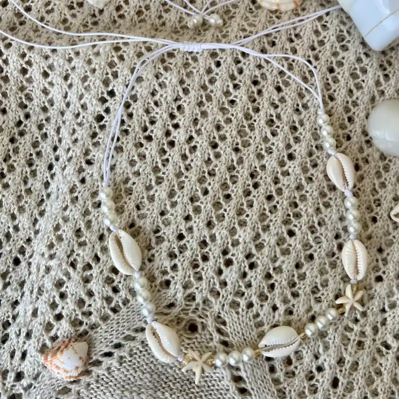Collar de caracoles con perlas blancas 