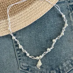 Collar de hilo blanco con dije de concha 