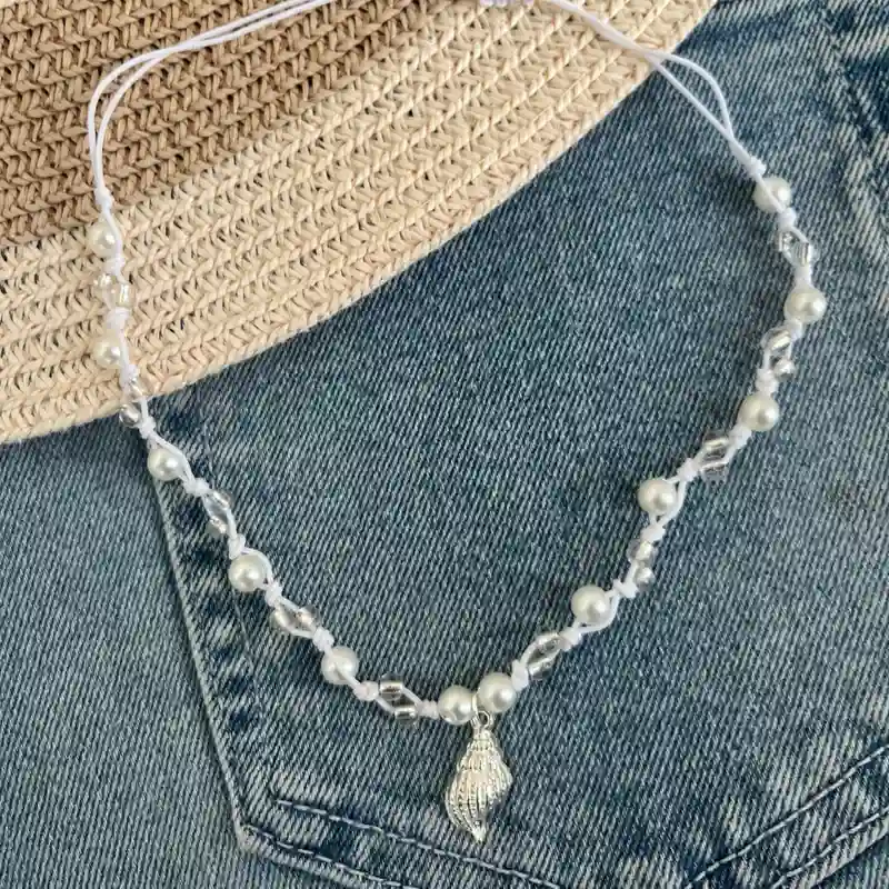 Collar de hilo blanco con dije de concha 