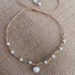 Collar de hilo con perlas y dije de concha marina 