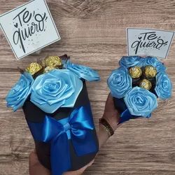 Mini cajita cilíndrica con 3 rosas,3 bombones y 1 postal personalizada 