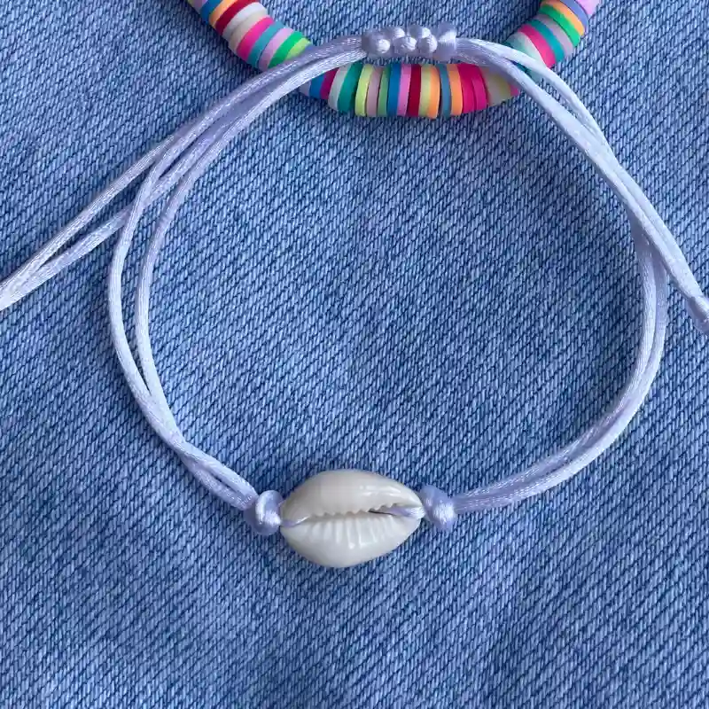 Pulsera de hilo y caracol 