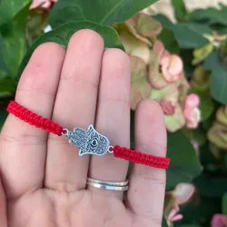 Pulsera tejida de hilo con Mano de Fátima 🪬 