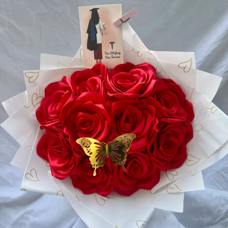 Ramo de 10 rosas rojas con postal personalizada 