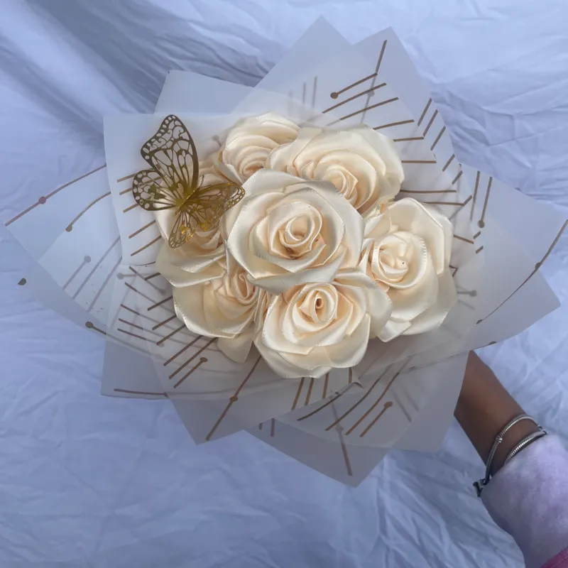 Ramo de 7 rosas color crema 