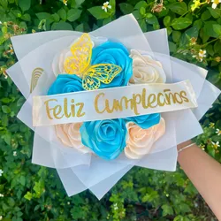 Ramo de 8 rosas azules y crema con banda personalizada 