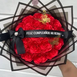 20 rosas con agrego de cinta personalizada y lazo