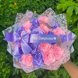 20 rosas con cinta personalizada y lazo