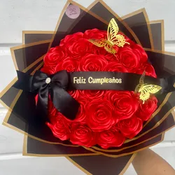 30 rosas con agrego de cinta personalizada con lazo