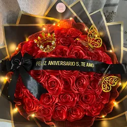 40 rosas con agrego de corona , cinta personalizada con lazo y malla de luces