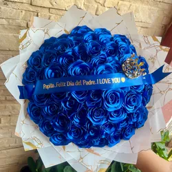60 rosas con agrego de corona y cinta personalizada