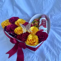 Caja corazón con 10 rosas eternas , colonia y 8 bombones 