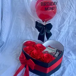 Caja corazón con globo burbuja, rosas y confituras
