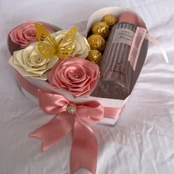Cajita corazón con colonia rosas y bombones