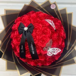Ramo buchón de 50 rosas con lazo y tiara