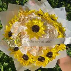 Ramo combinado con girasoles y rosas eternas