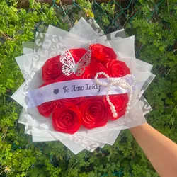 Ramo de 10 rosas con cinta personalizada y lazo de perlas