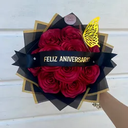 Ramo de 10 rosas rojas con banda personalizada