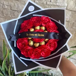 Ramo de 12 rosas con 10 bombones y cinta personalizada