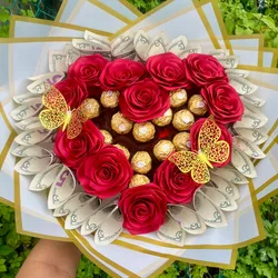 Ramo de 12 rosas con bombones Ferrero Rocher y billetes