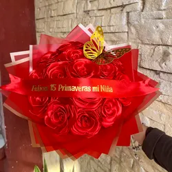 Ramo de 15 rosas con banda personalizada