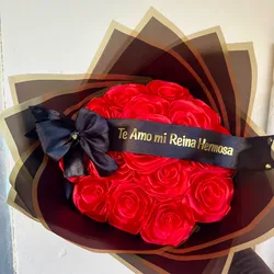 Ramo de 15 rosas con banda  personalizada y lazo 