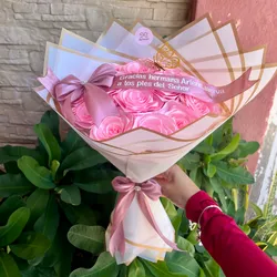 Ramo de 15 rosas con cinta personalizada y lazo