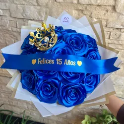 Ramo de 15 rosas con corona y cinta personalizada