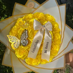 Ramo de 20 rosas ,  lazo personalizado con frase y corona pequeña