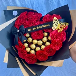 Ramo de 24 rosas con 15 bombones, cinta personalizada y lazo