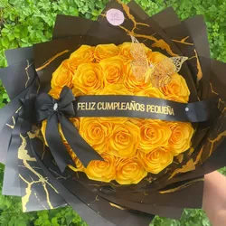 Ramo de 24 rosas con cinta personalizada