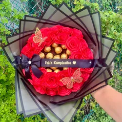 Ramo de 30 rosas con 15 bombones y cinta personalizada