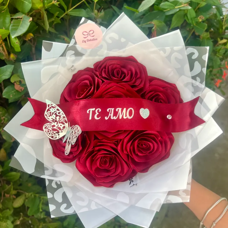 Ramo de 7 rosas con cinta personalizada