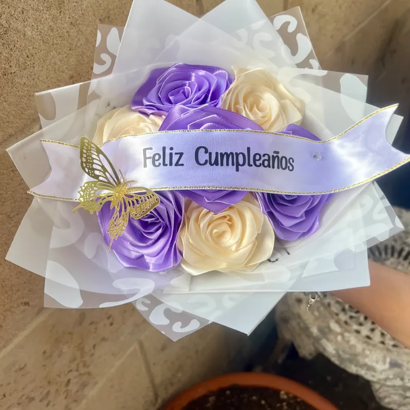 Ramo de 7 rosas con cinta personalizada