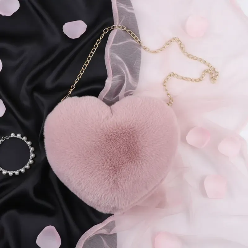 Bolso peludo corazón 