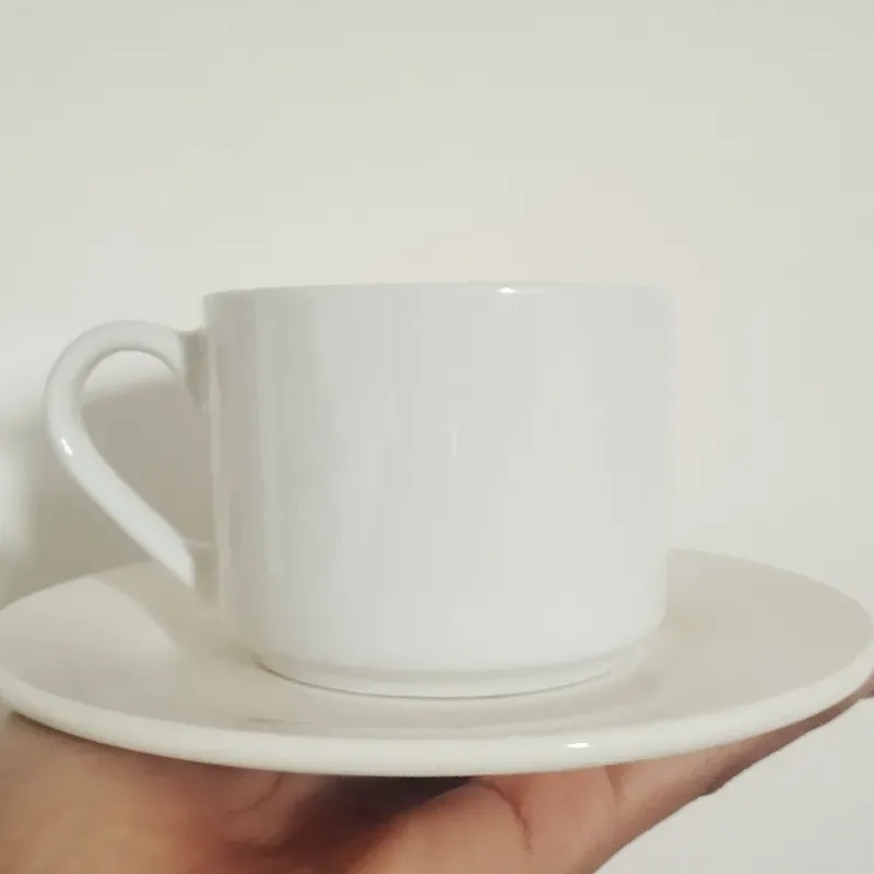 Tazas de café con plato