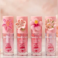 lipgloss de aplicador grueso con diseños de flor
