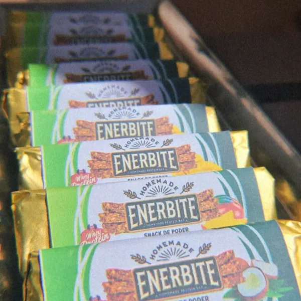 EnerBite nace con una misión clara: ofrecerte un snack saludable, delicioso y lleno de energía real. Somos un emprendimiento cubano dedicado a la creación de barritas proteicas caseras, elaboradas con ingredientes 100% naturales, sin gluten y con opciones completamente veganas, pensadas para todos los estilos de vida.

Cada barrita EnerBite está diseñada para alimentar tu cuerpo y tu mente, ya sea antes de entrenar, entre comidas o simplemente cuando necesitas ese impulso extra durante el día. No usamos conservantes ni azúcares refinados, porque creemos que la energía verdadera viene de lo que la naturaleza nos brinda.

¿Por qué elegir EnerBite?

Ingredientes naturales y seleccionados a mano

Apto para celíacos y veganos

Casero, fresco y hecho con pasión

Sabor y nutrición en cada mordida

Apoyas un negocio local con visión saludable


Únete al movimiento EnerBite y transforma tu forma de snackear. ¡Dale a tu cuerpo el poder que se merece!
