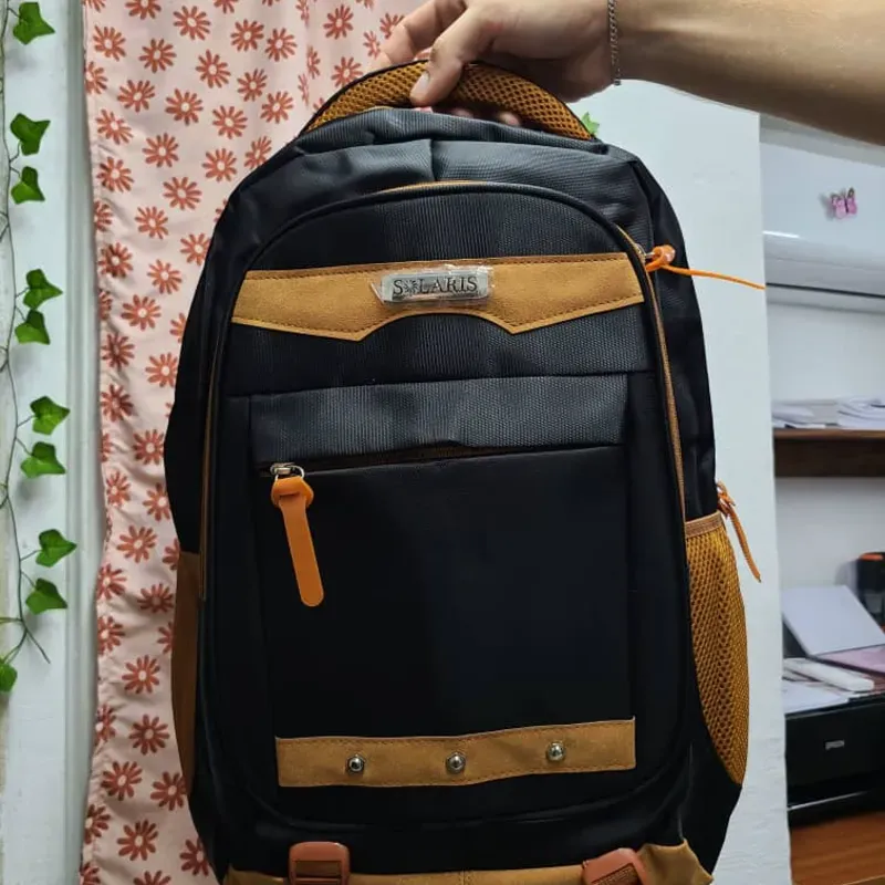 Mochilas negra y mostaza
