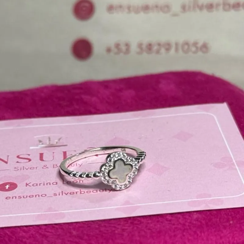 Anillo van cleef blanco, flor pequeña 