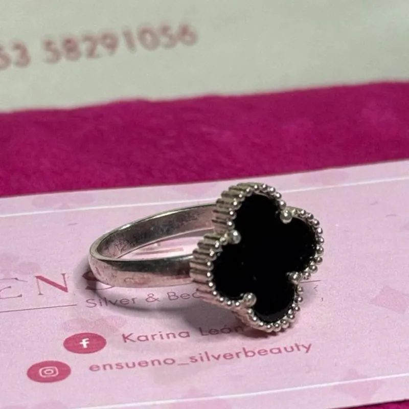 Anillo van cleef negro , flor grande 