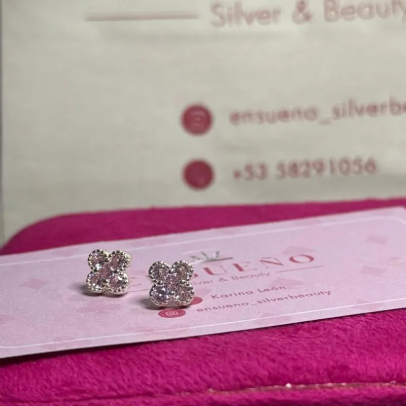 Aretes van cleef pequeños 
