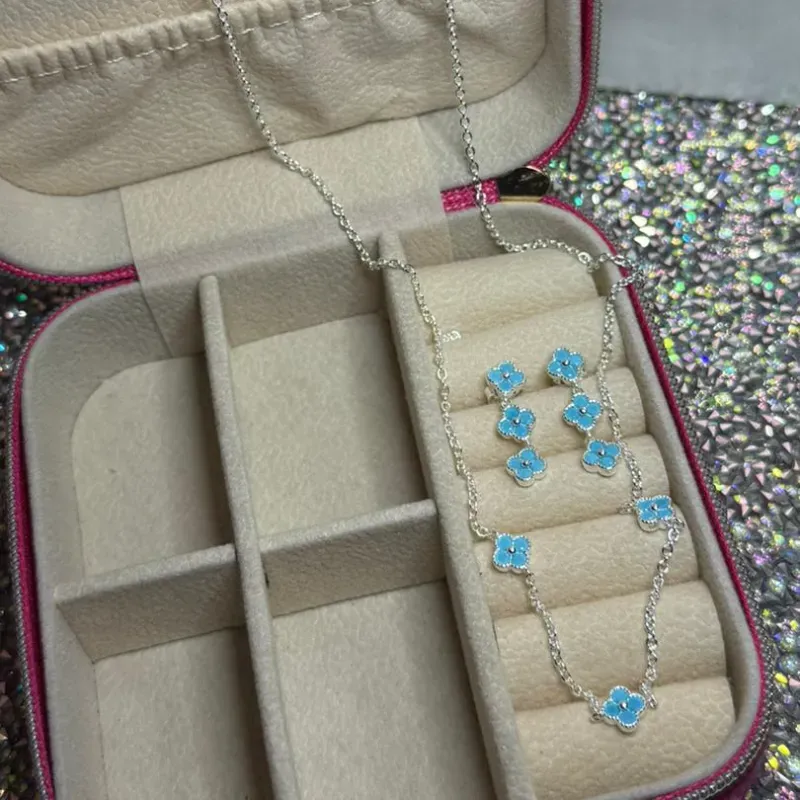 Juego de cadena con aretes azules 