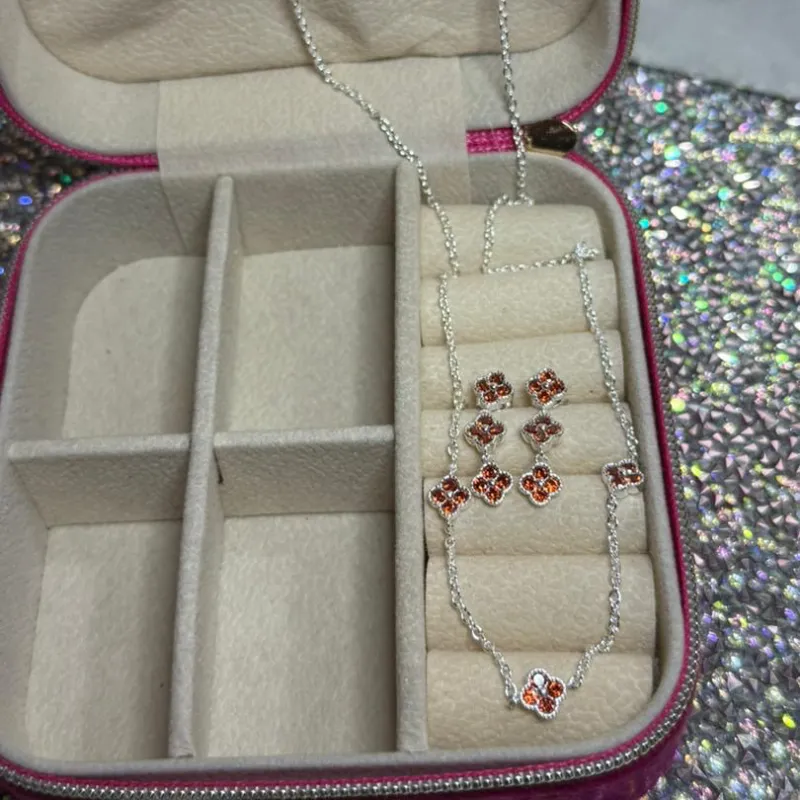 Juego de cadena y aretes van cleef naranja 